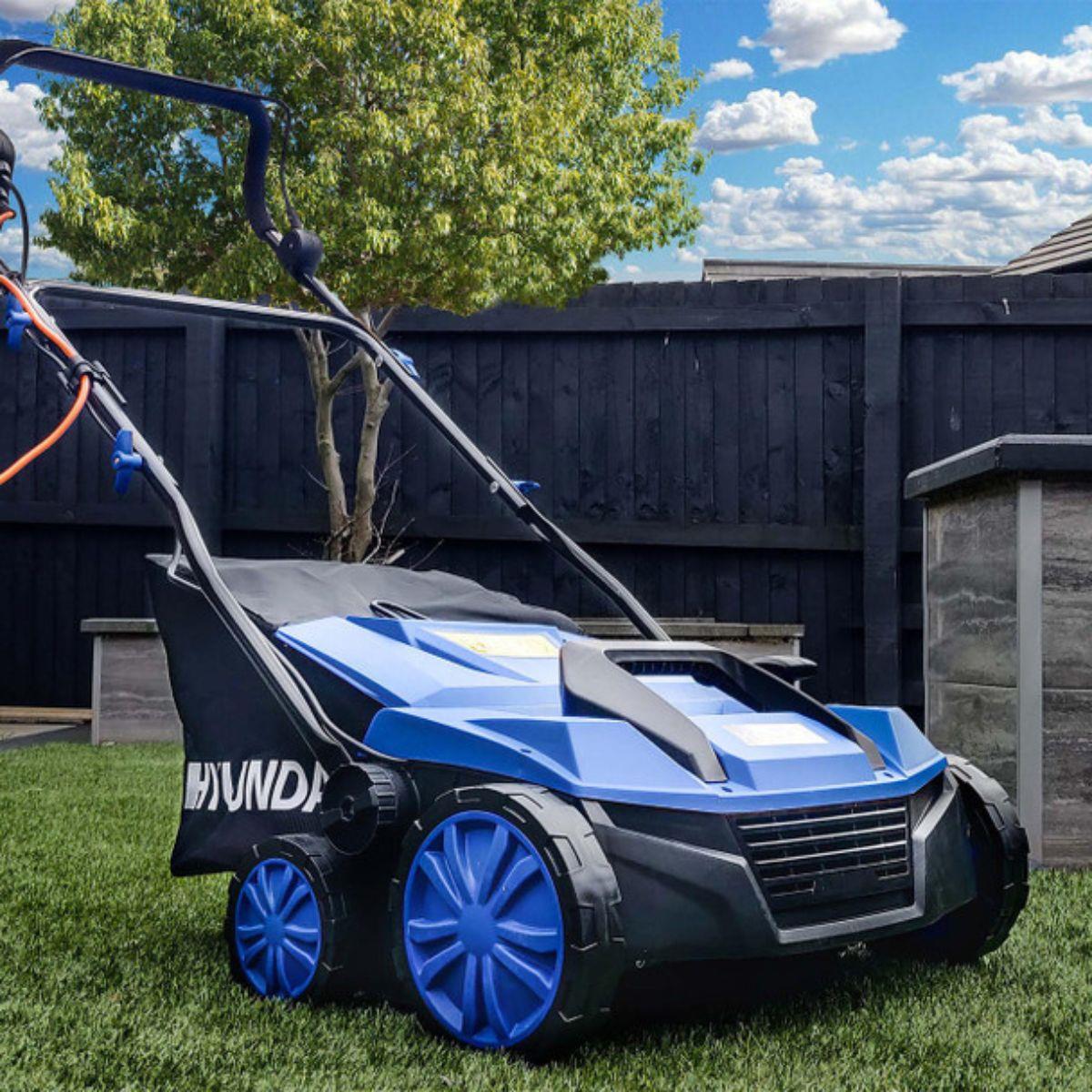 Hyundai HYSW1600E 38cm Artificial Grass Sweeper Multi-use Brush 45L Collection Bag 230V/1600W