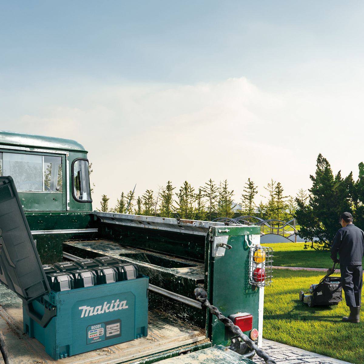 Makita BCC01 40V XGT Battery Charging Makpac Case With 8 Charging Ports