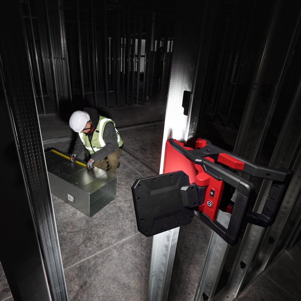 Milwaukee M18PAL2-0 18V Pivoting Area Light with 1 x 8.0Ah Battery & Charger