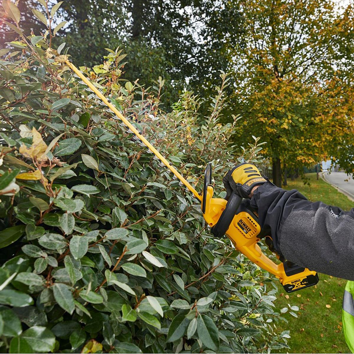 Dewalt DCM563P1-GB 18V XR 55cm Hedge Trimmer with 1 x 5.0Ah Battery & Charger