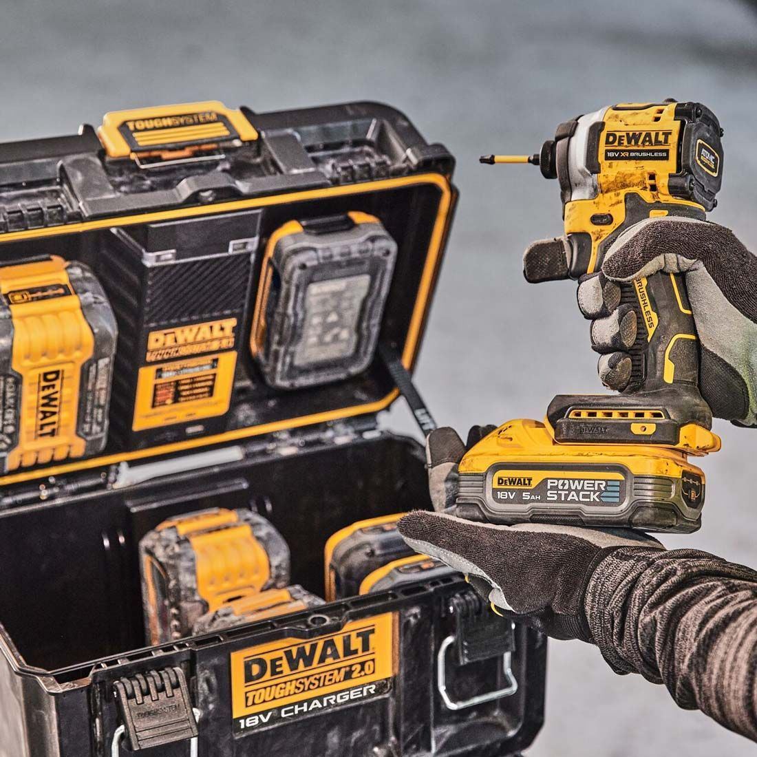 DeWalt DWST83470 Toughsystem 2.0 Charger Box with 2 x 5.0Ah DCB184 Battery