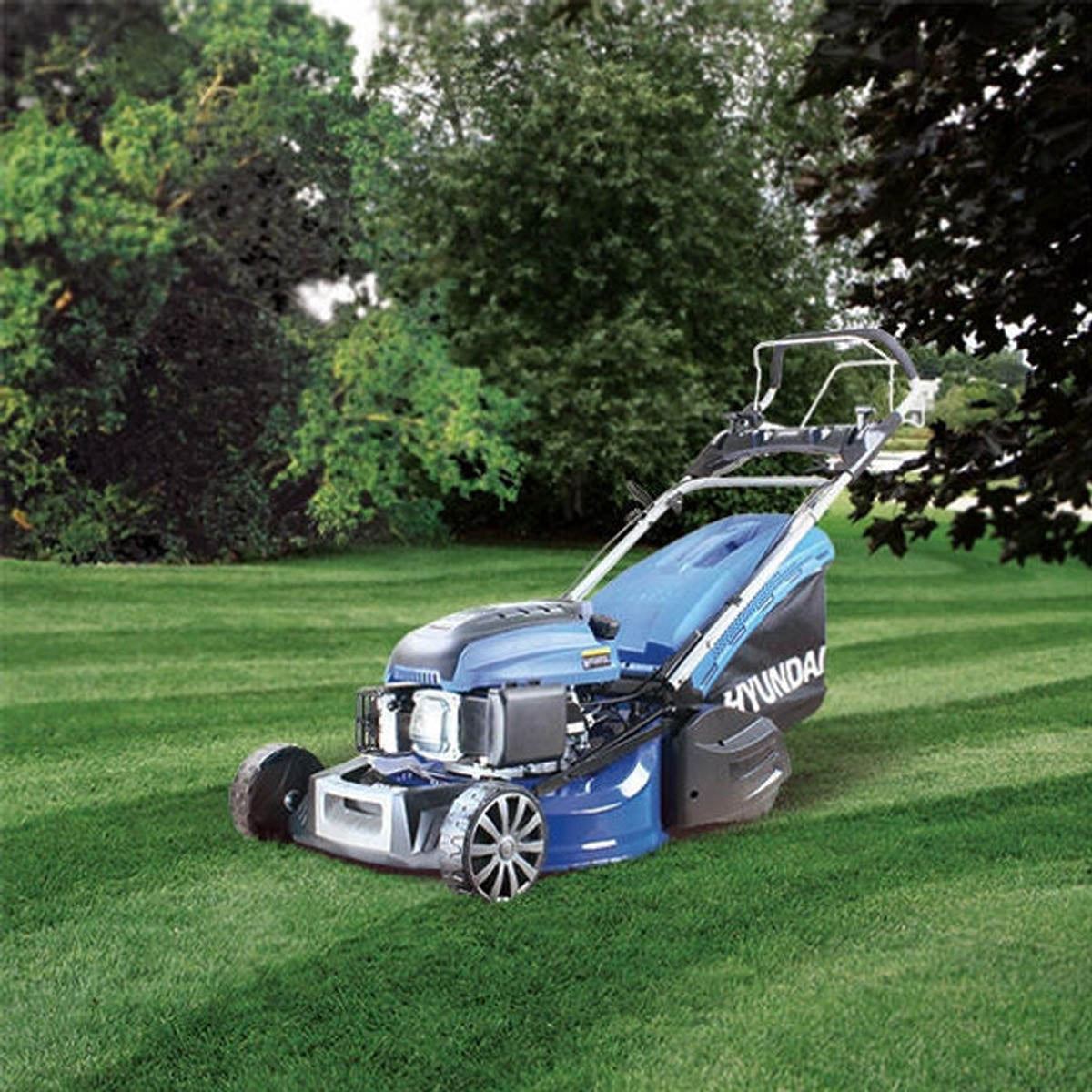 Hyundai HYM480SPR 48cm Self-Propelled Petrol Roller Lawnmower 139cc Engine & 70L Grass Catcher