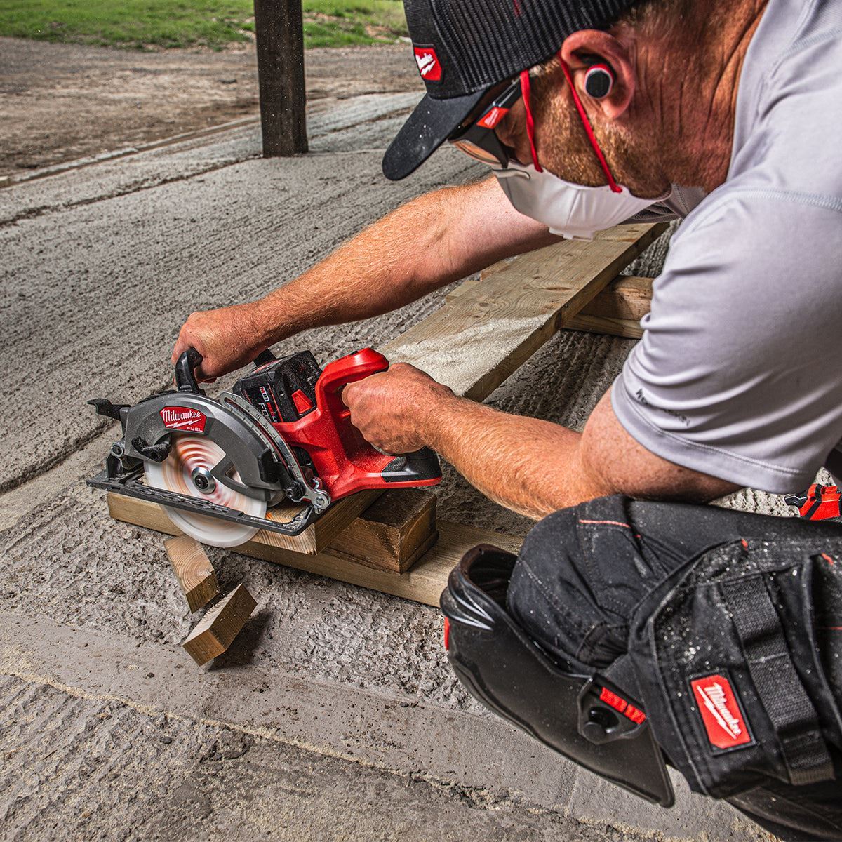 Milwaukee M18FCSRH662-0 M18 18V Brushless Circular Saw with 1 x 5.0Ah Battery Charger & Bag