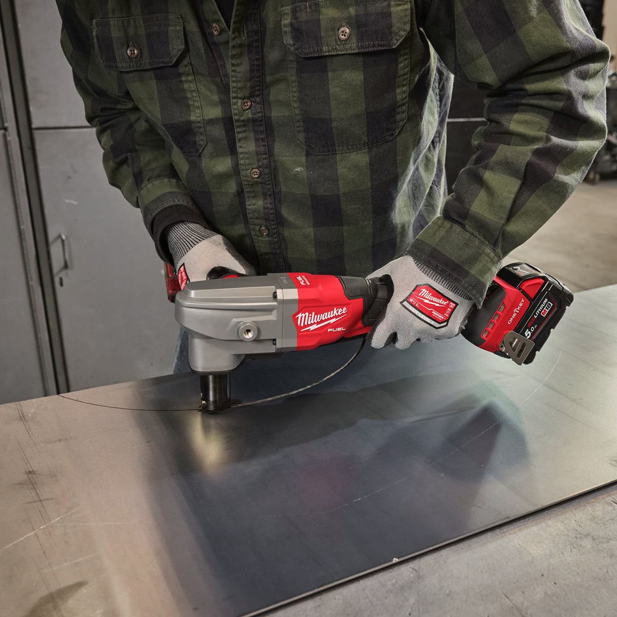 Milwaukee M18FNB35-0X M18 Fuel 18V Brushless 3.5mm Nibbler with 1 x 5.0Ah Battery Charger & Case