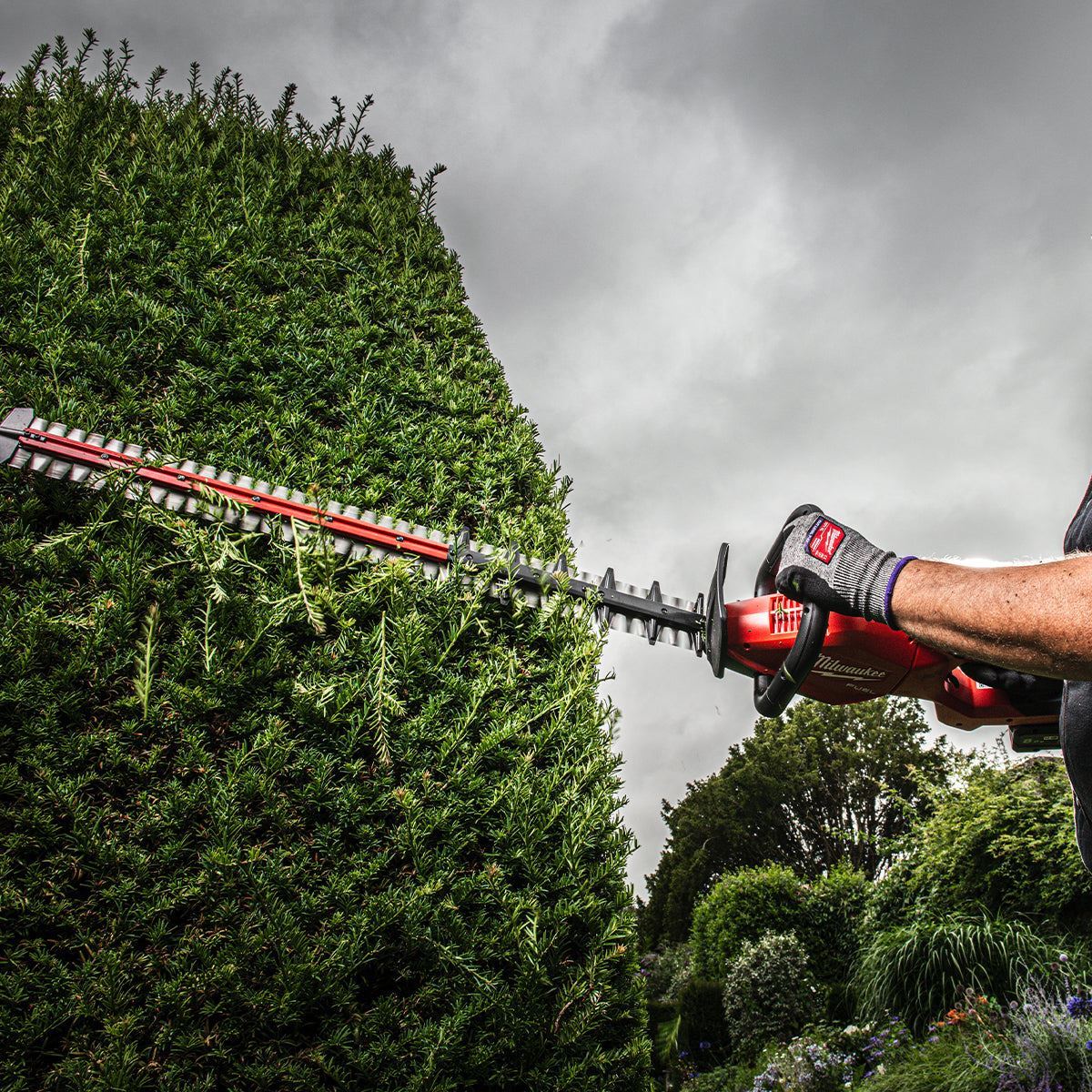 Milwaukee M18FHET75G2-0 18V FUEL Brushless 75cm Hedge Trimmer with 1 x 8.0Ah Battery & Charger