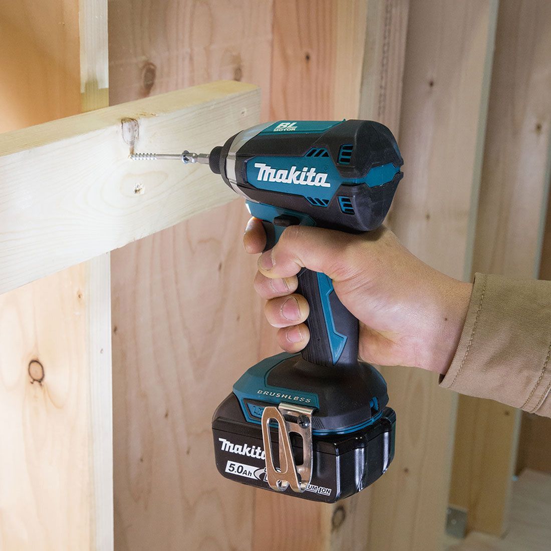 Makita 18V Brushless Twin Pack Combi Drill & Impact Driver With 2 x 4.0Ah Battery & 100 Piece Drill Set T4TKIT-16184