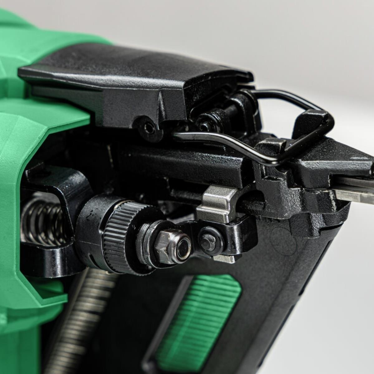HiKOKI NT1865DAAW9Z 18V 15G Angled Finishing Nailer With 1 x 2.0Ah Battery Charger & Case
