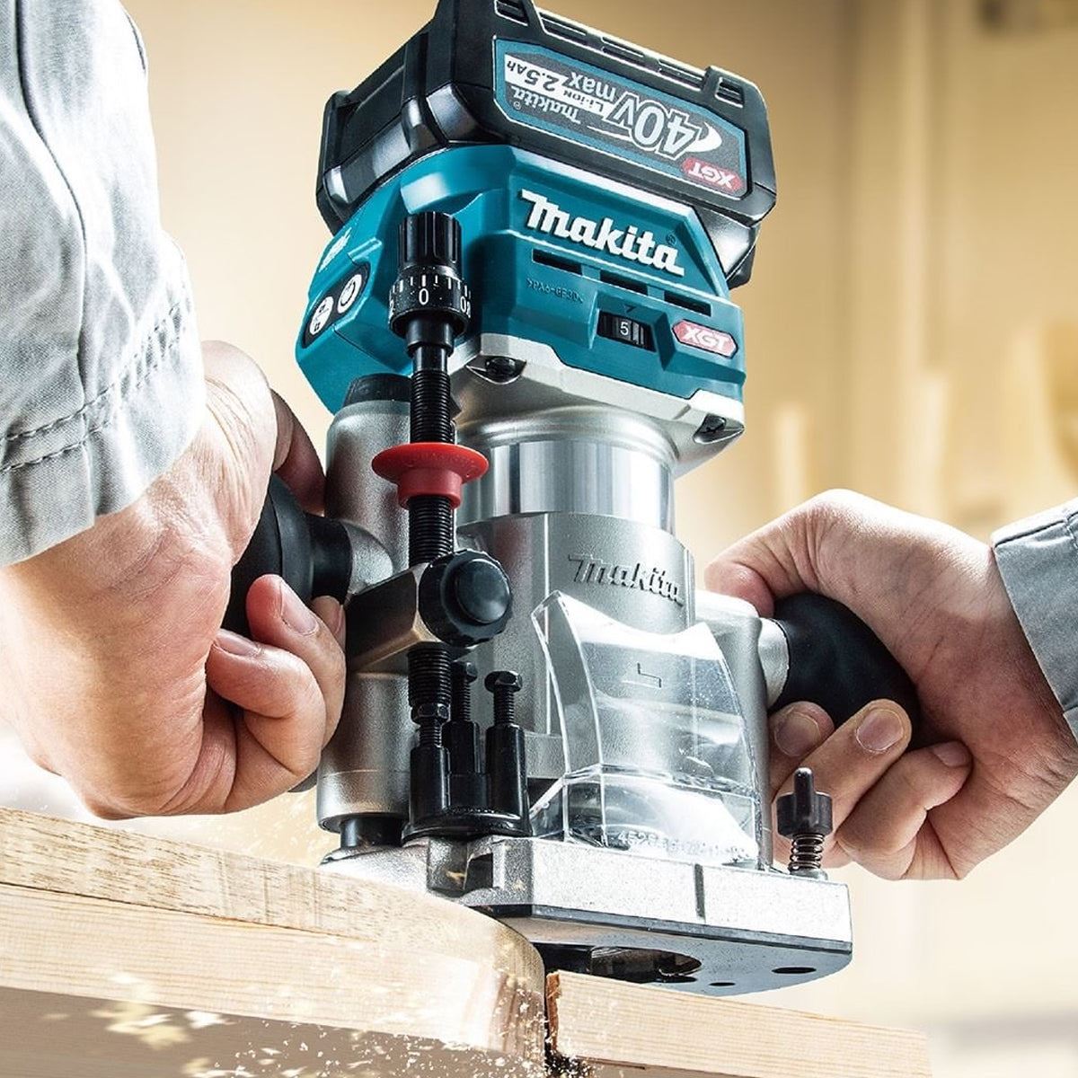 Makita RT001GZ16 40Vmax XGT Brushless Router Trimmer With 1 x 2.5Ah Battery Charger & 12 Piece Cutter Set