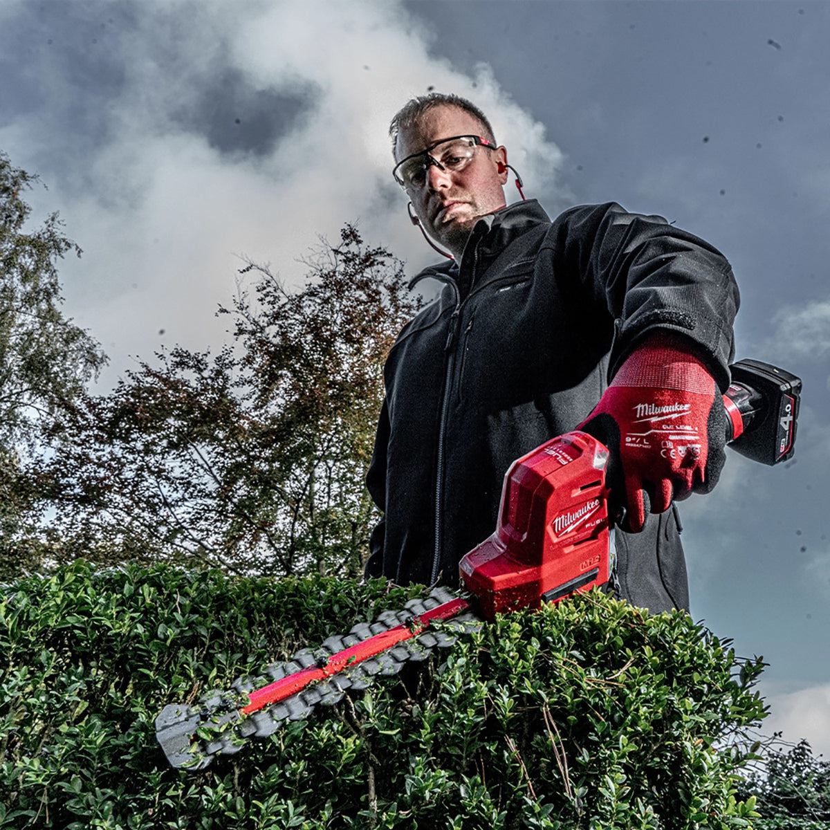 Milwaukee M12FHT20-0 12V Brushless 20cm Hedge Trimmer with 1 x 4.0Ah Battery & Charger