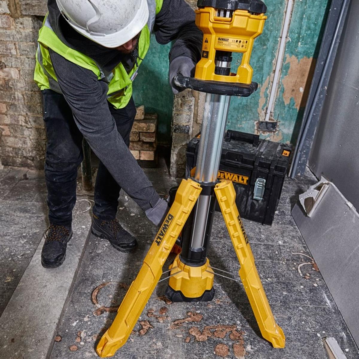 Dewalt DCL079 18V XR LED Tripod Light With 1 x 4.0Ah Battery & Charger