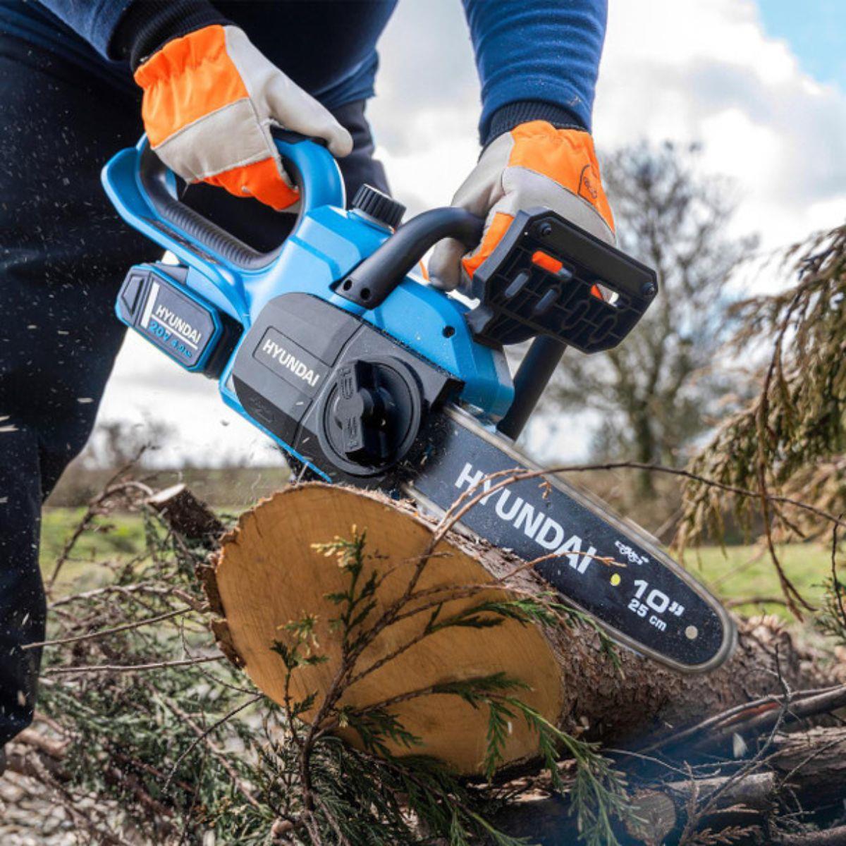 Hyundai HY20CCS10 20V Cordless Chainsaw 25cm 1 X 4Ah Battery and Charger