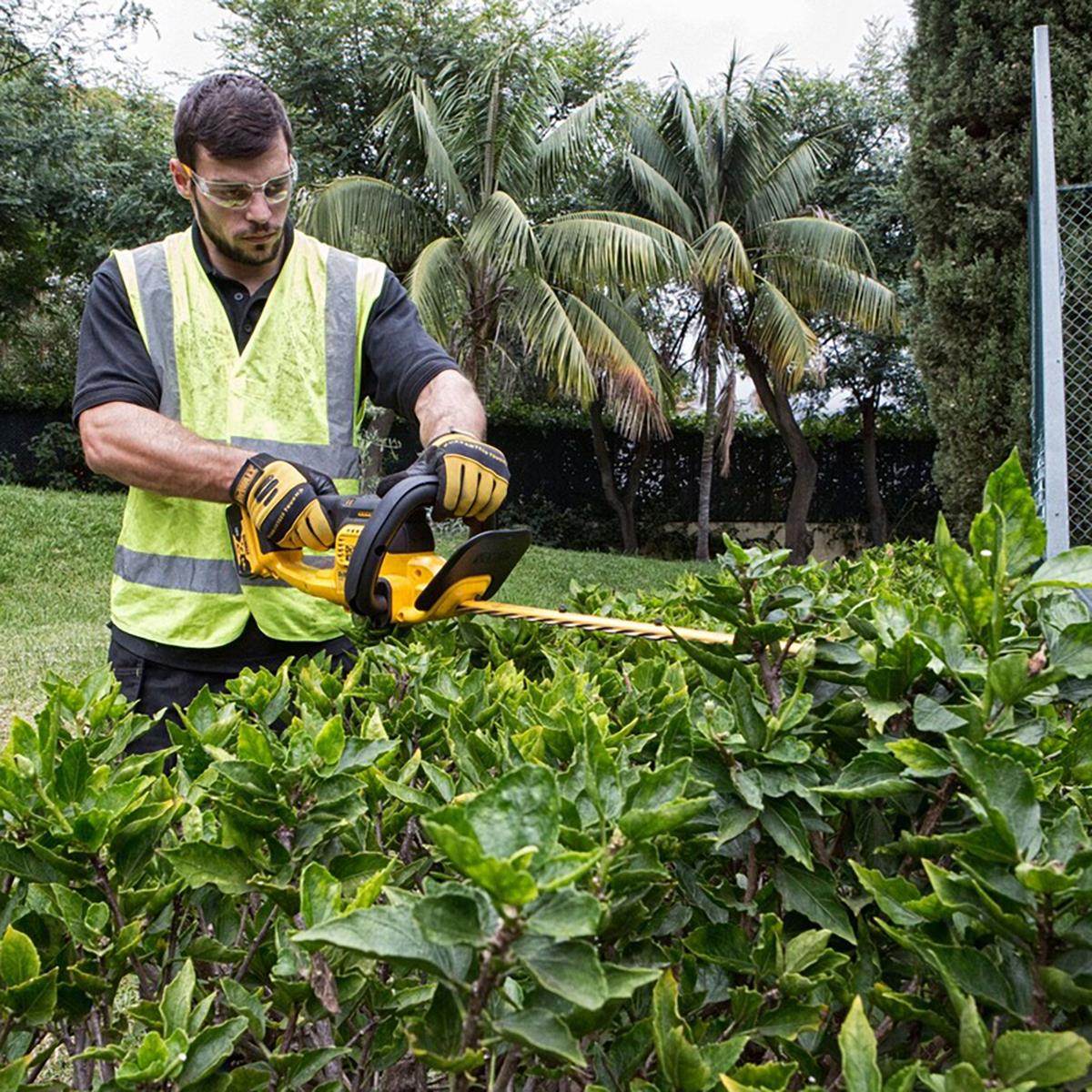 Dewalt DCM563P1-GB 18V XR 55cm Hedge Trimmer with 1 x 5.0Ah Battery & Charger