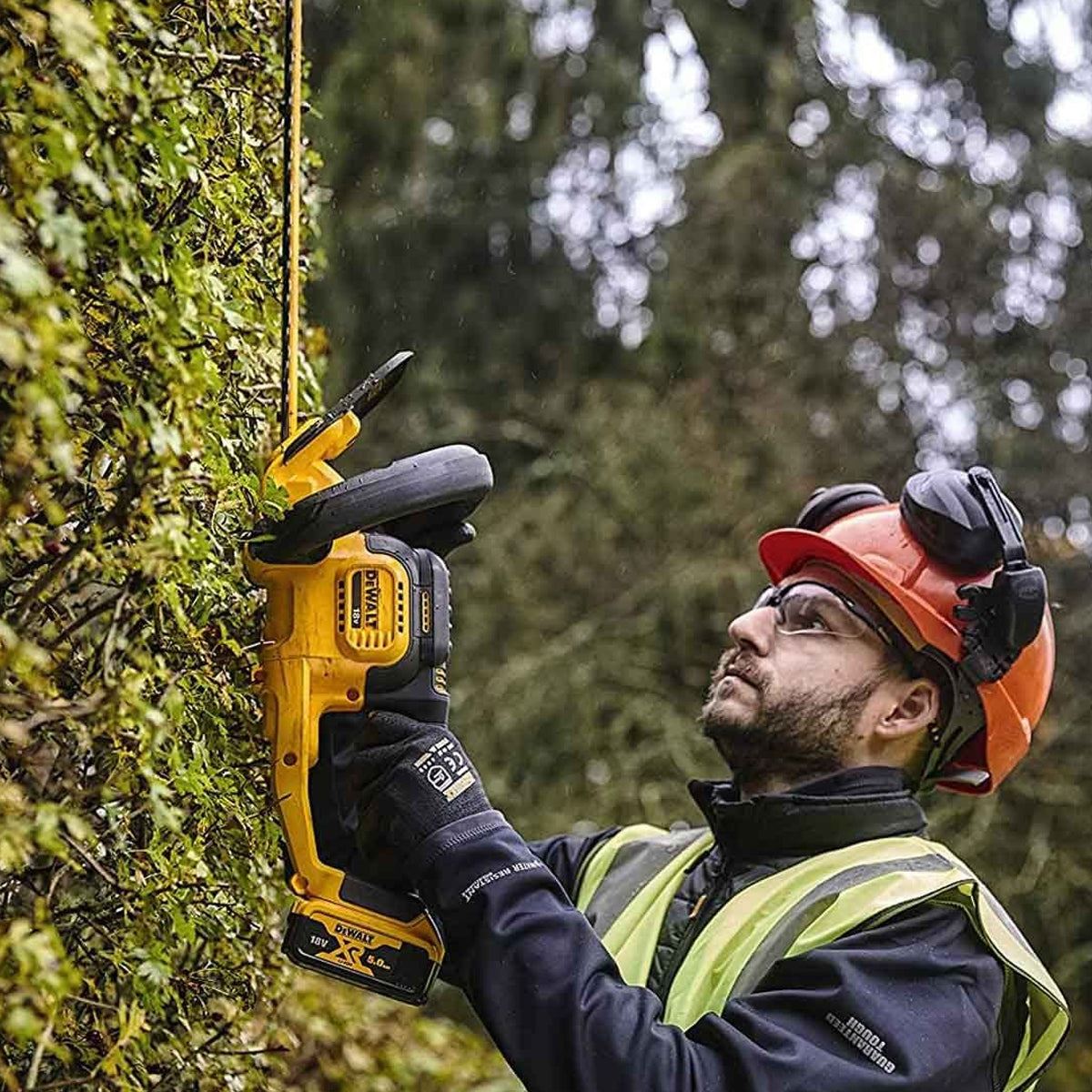 Dewalt DCMHT563P1-GB 18V XR 55cm Hedge Trimmer with 1 x 5.0Ah Battery & Charger