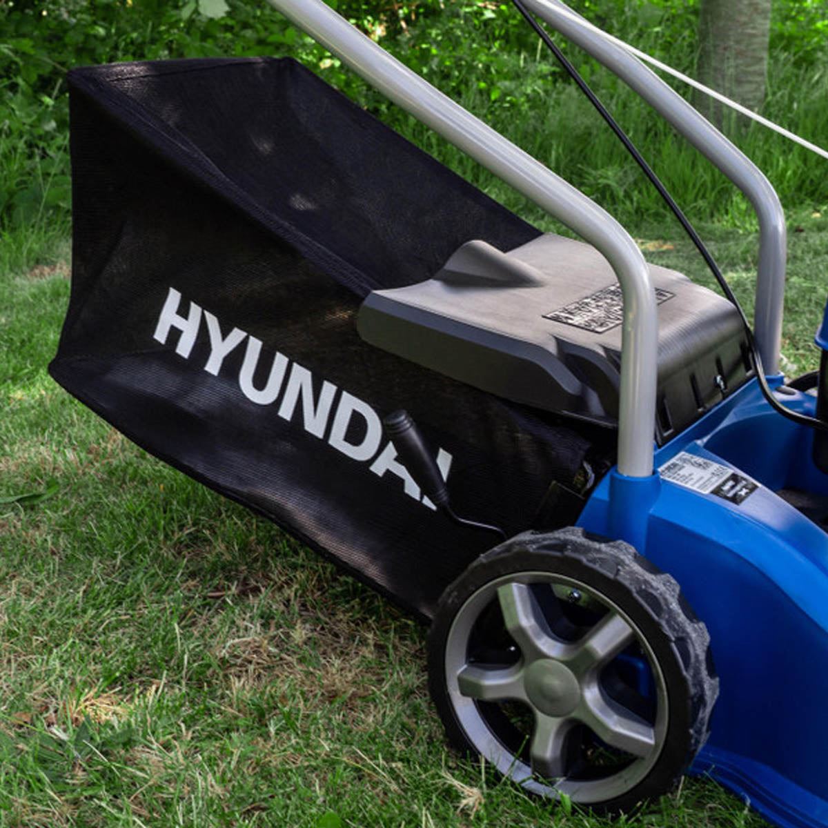 Hyundai HYM400P 40cm Petrol Lawnmower 79cc Engine, 25-75mm Cuts, 45L Grass Catcher & Rear Discharge