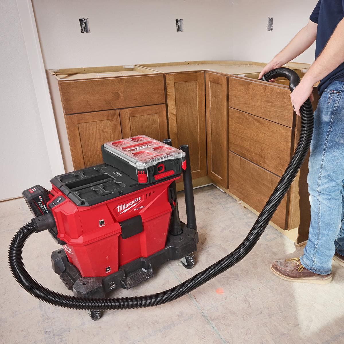 Milwaukee M18FVC23L-0 18V Brushless Wet & Dry Vacuum Cleaner with 1 x 8.0Ah Battery & Charger