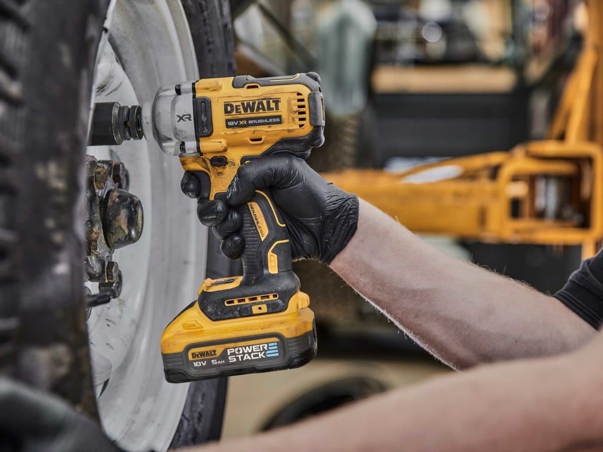 DeWalt DCF891H2T-GB 18V XR Brushless 1/2'' Impact Wrench with 2 x 5.0Ah Battery Charger & Case