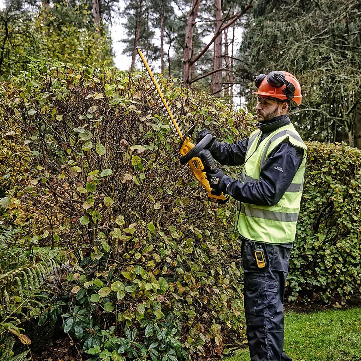 Dewalt DCMHT564P1-GB 18V XR 55cm Hedge Trimmer with 1 x 5.0Ah Battery & Charger