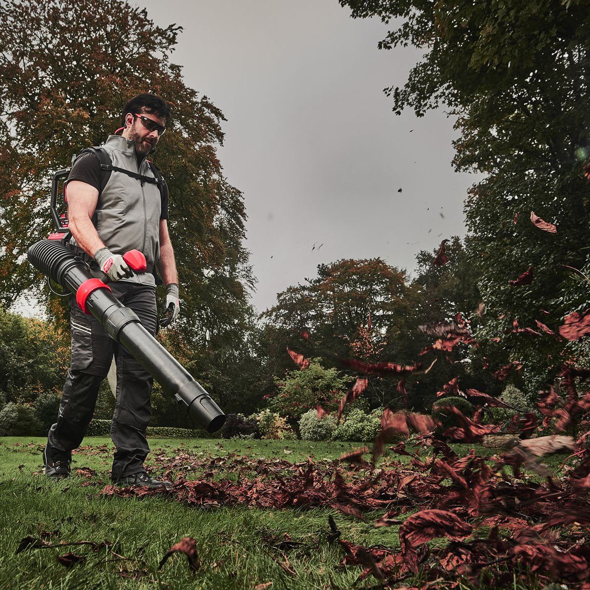 Milwaukee M18F2BPB-124 FUEL 18V Brushless Dual Battery Backpack Blower with 4 x 12.0Ah Batteries & Charger 4933493214