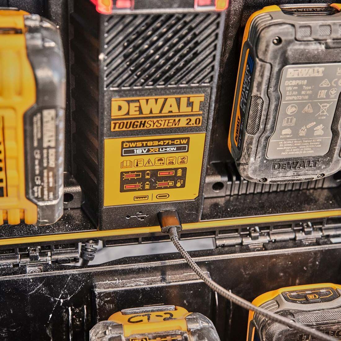 DeWalt DWST83470 Toughsystem 2.0 Charger Box with 2 x 5.0Ah DCB184 Battery