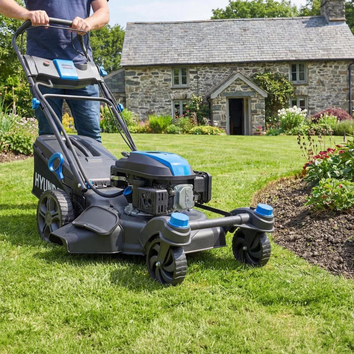 Hyundai HYM20200SPEZX 196cc 51cm Zero Turn Self-Propelled 3-in-1 Petrol Lawnmower