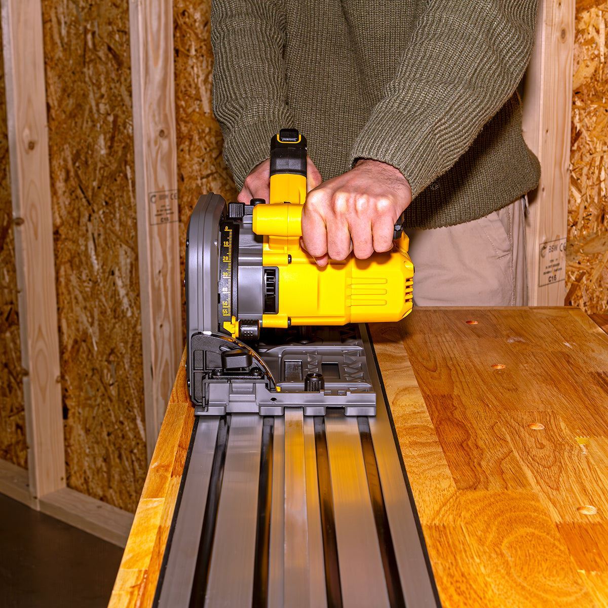 1.5m Guide Rail for Dewalt Plunge Saw DWS520, DCS520N Item Condition Damaged Box