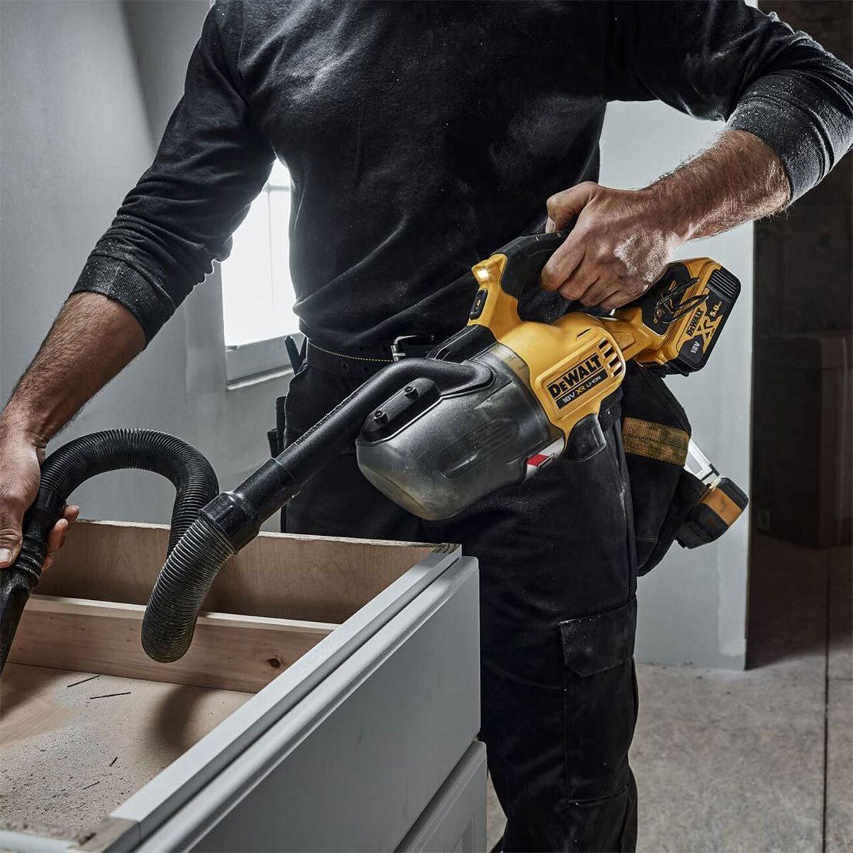 Dewalt DCV501L 18V L-Class Stick Vacuum Cleaner with 1 x 2.0Ah Battery Charger & Bag