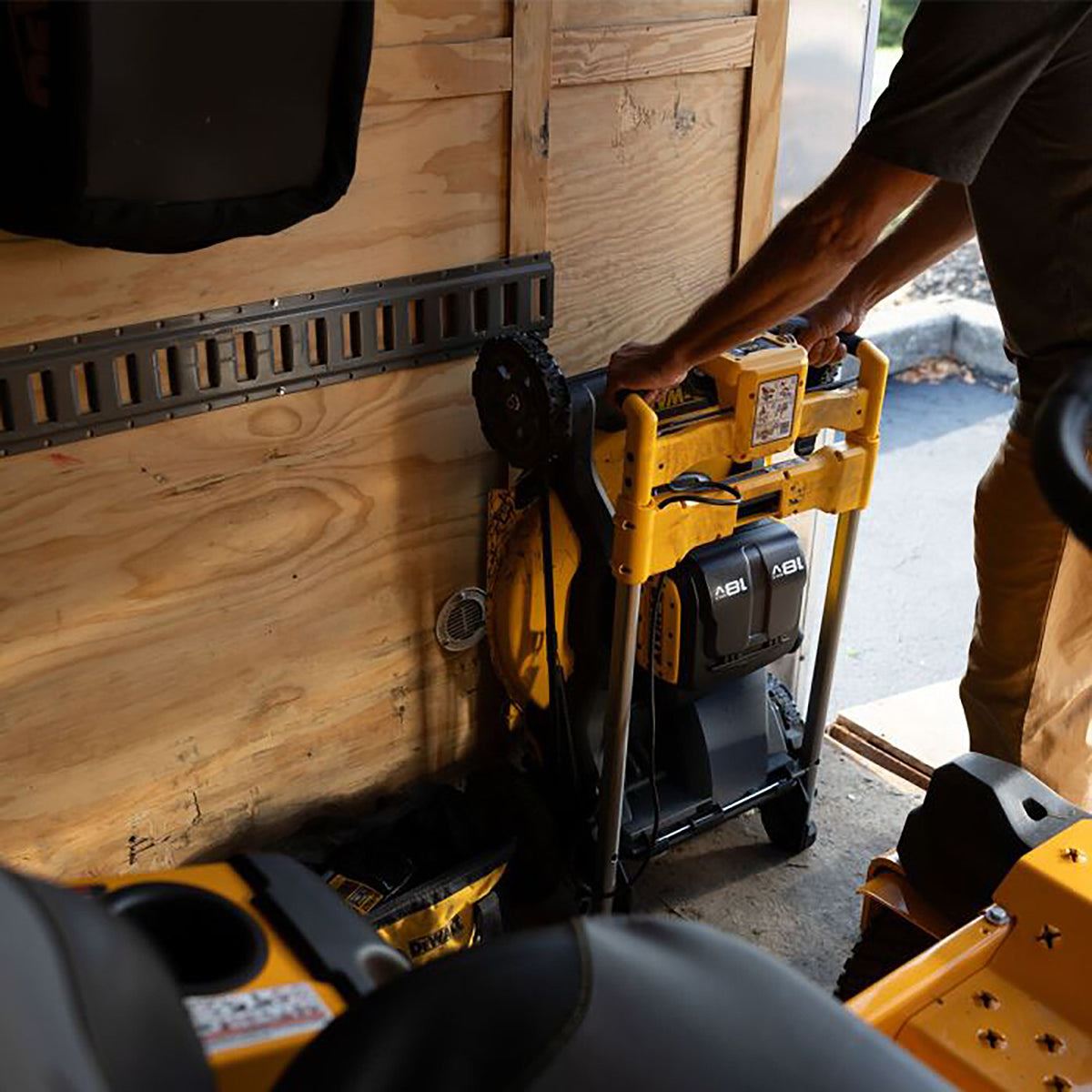 Dewalt DCMWSP156N-XJ 36V Brushless Self-Propelled Lawn Mower with 2 x 9.0Ah Battery & Charger