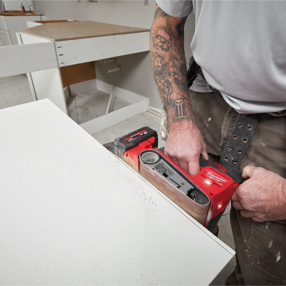 Milwaukee M18FBTS75-552X M18 FUEL 18V Brushless 75mm Belt Sander with 2 x 5.5Ah Battery, Charger & Case 4933479616