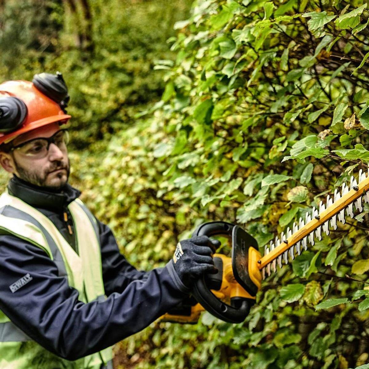 Dewalt DCMPH566N-XJ XR 18V 55cm Pole Hedge Trimmer with 1 x 5.0Ah Battery & Charger