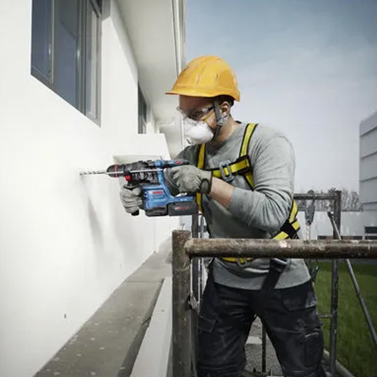 Bosch GBH 18V-22 X 18V Brushless SDS+ Rotary Hammer Drill with 2 x 5.0Ah Battery, Charger & Case 0611924171