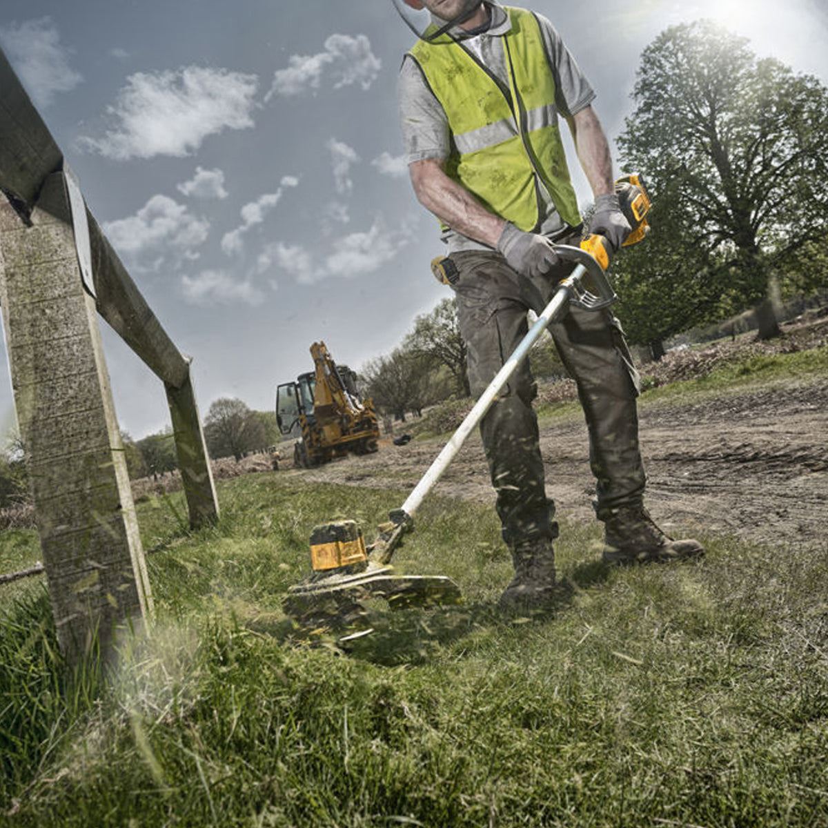 Dewalt DCM561P1S 18V Brushless Split Shaft String Trimmer with 1 x 5.0Ah Battery & Charger