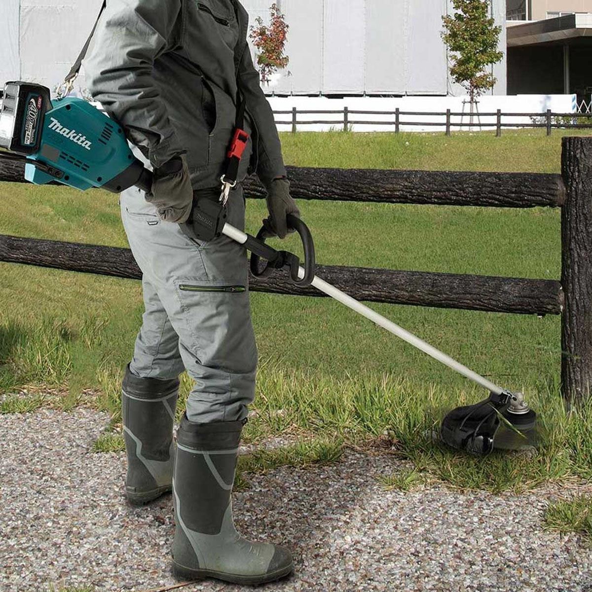 Makita UR008GD201 40V XGT Brushless Line Trimmer 430mm With 2 x 2.5Ah Batteries & Charger