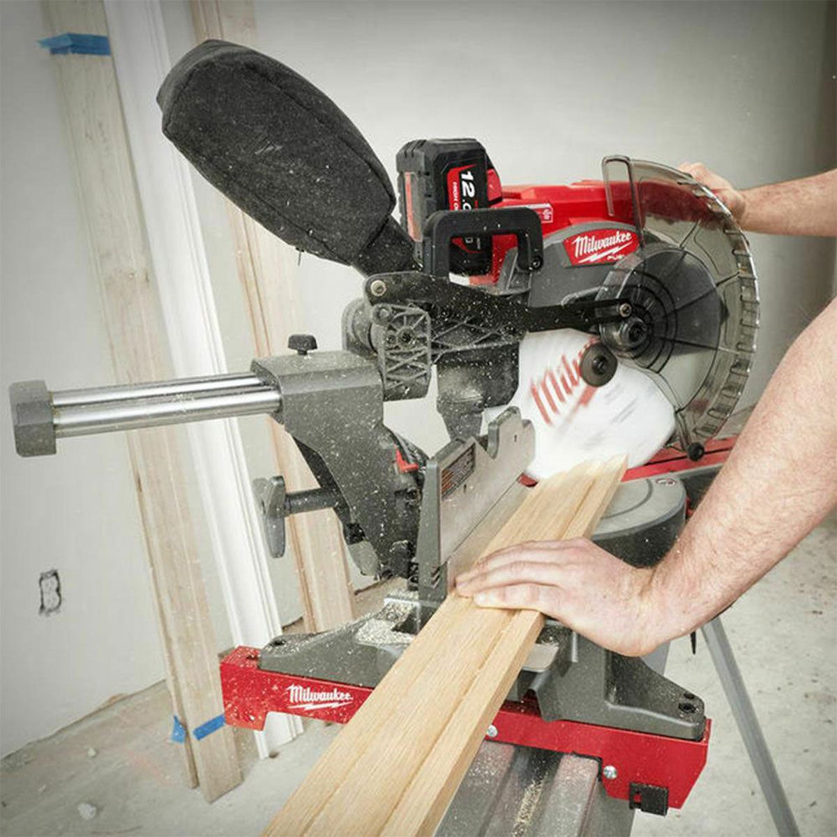 Milwaukee M18FMS305-0 18V Fuel ONE-KEY Brushless 305mm Mitre Saw with 1 x 8.0Ah Battery & Charger