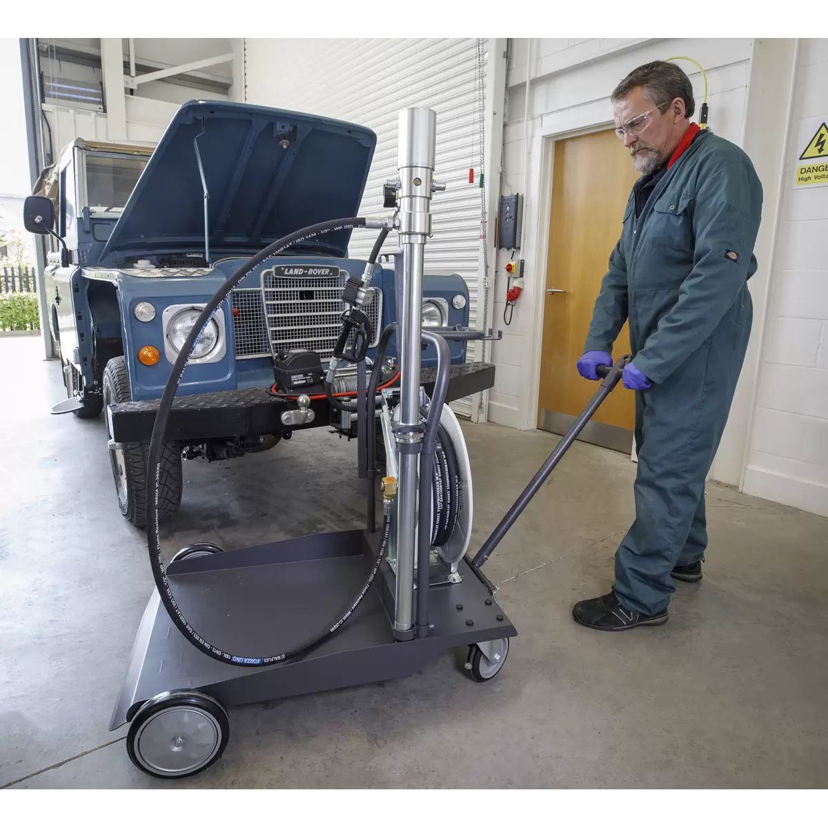 Sealey AK4562D Oil Dispensing System Air Operated with 10mtr Retractable Hose Reel