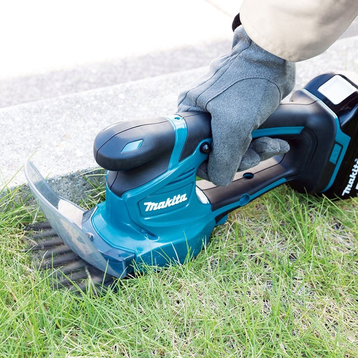 Makita DUM111ZX 18V LXT 110mm Grass Shear with 1 x 6.0Ah Battery & Charger