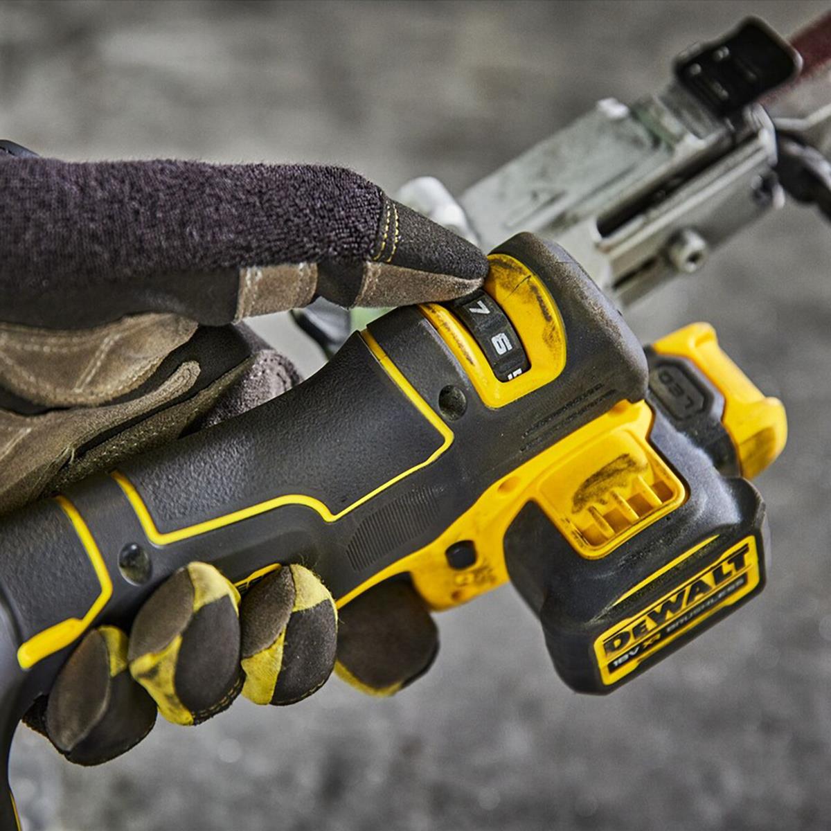 Dewalt DCM200NT-XJ 18V XR Brushless Band File With 1 x 5.0Ah Battery Charger & Case