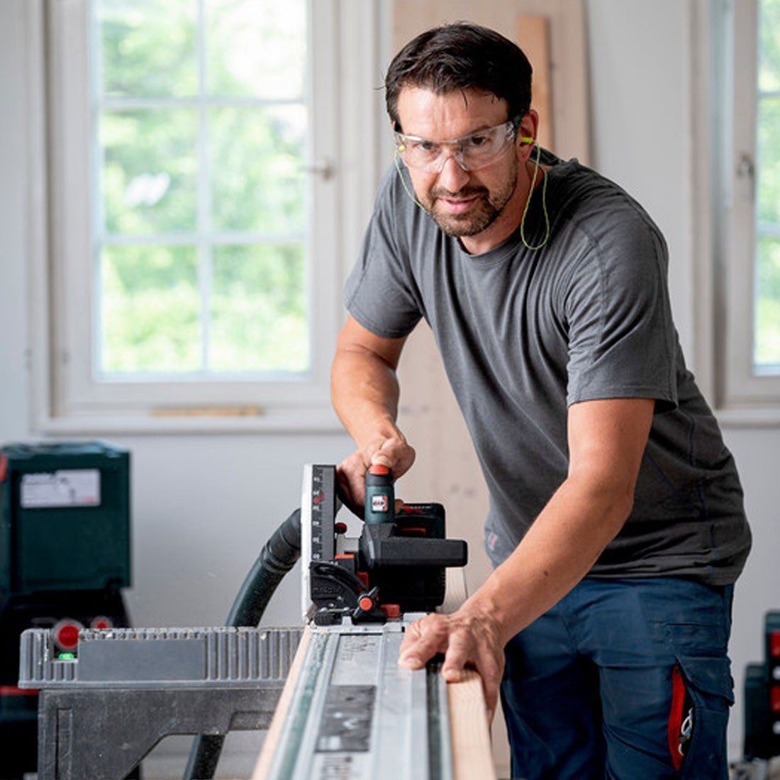 Metabo KT 18 LTX 66 BL 18V Brushless Plunge Saw with 2 x 5.2Ah Battery Charger & 1600mm Guide Rail Kit