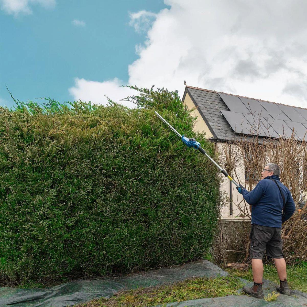 Hyundai HY20CPHT 20V 450mm Cordless Long Reach Pole Hedge Trimmer, 2.6m Long Reach with 2.0Ah li-ion Battery & Charger