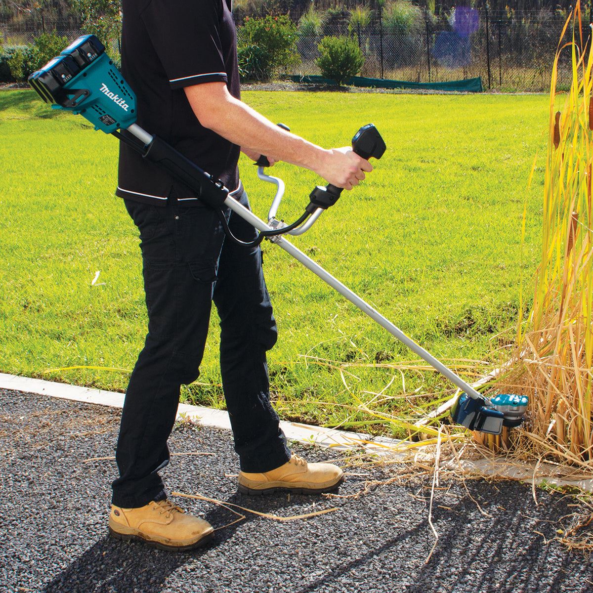 Makita DUR368APT2 36V Brushless Brush Cutter With 2 x 5.0Ah Batteries & Charger