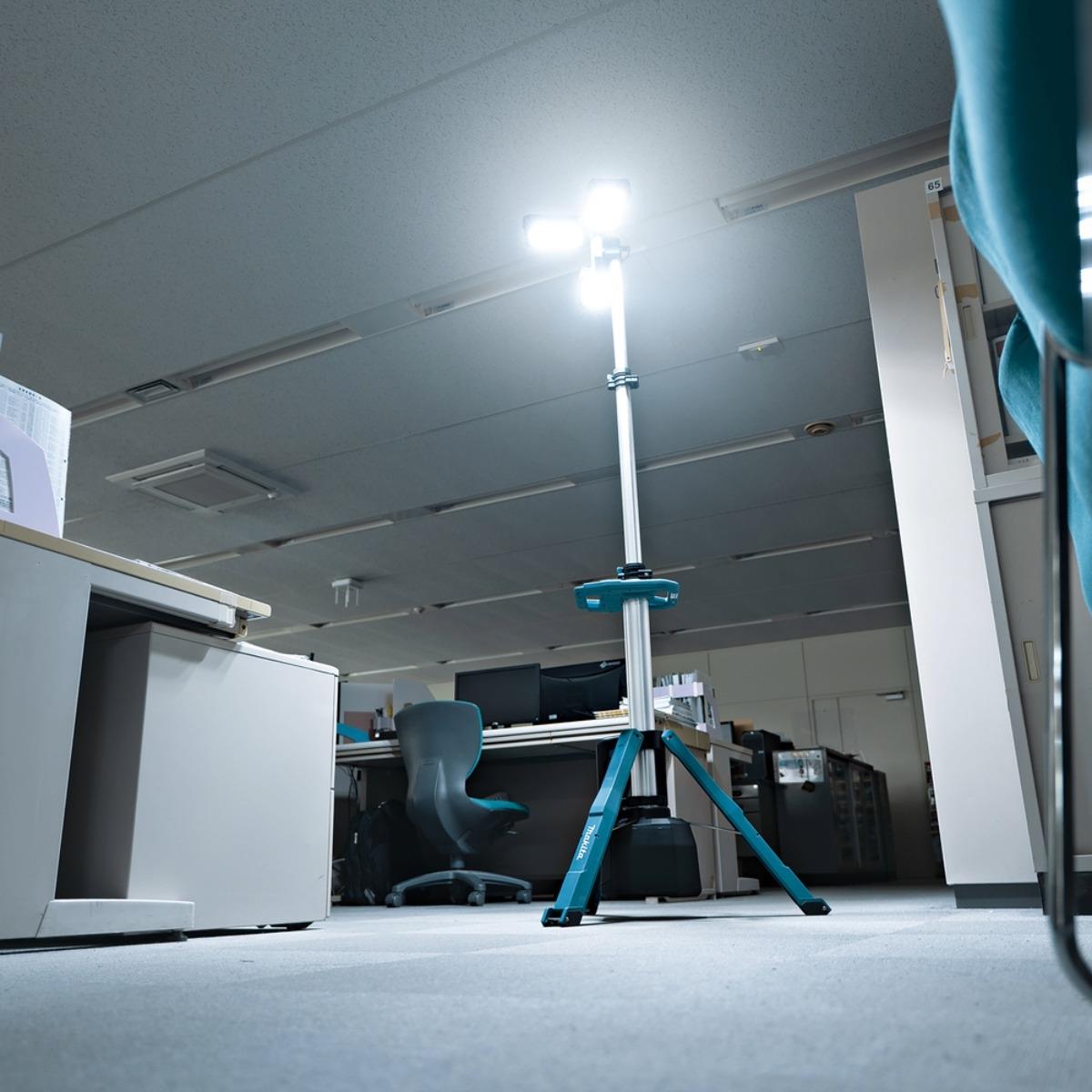 Makita ML014G 18V LXT / 40V XGT 15000 Lumen Tower Light with 1 x 5.0Ah Battery & Charger