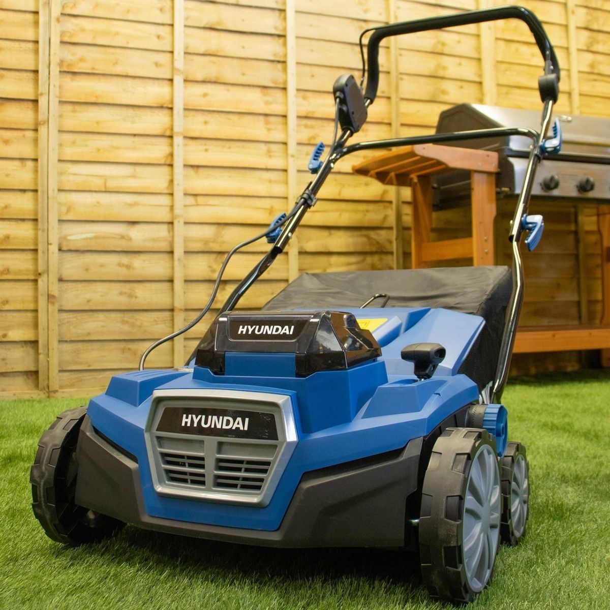 Hyundai HY2197 40V Artificial Grass Brush 38cm With 2 x 4Ah Li-ion Batteries & Charger, 45L Grass Catcher