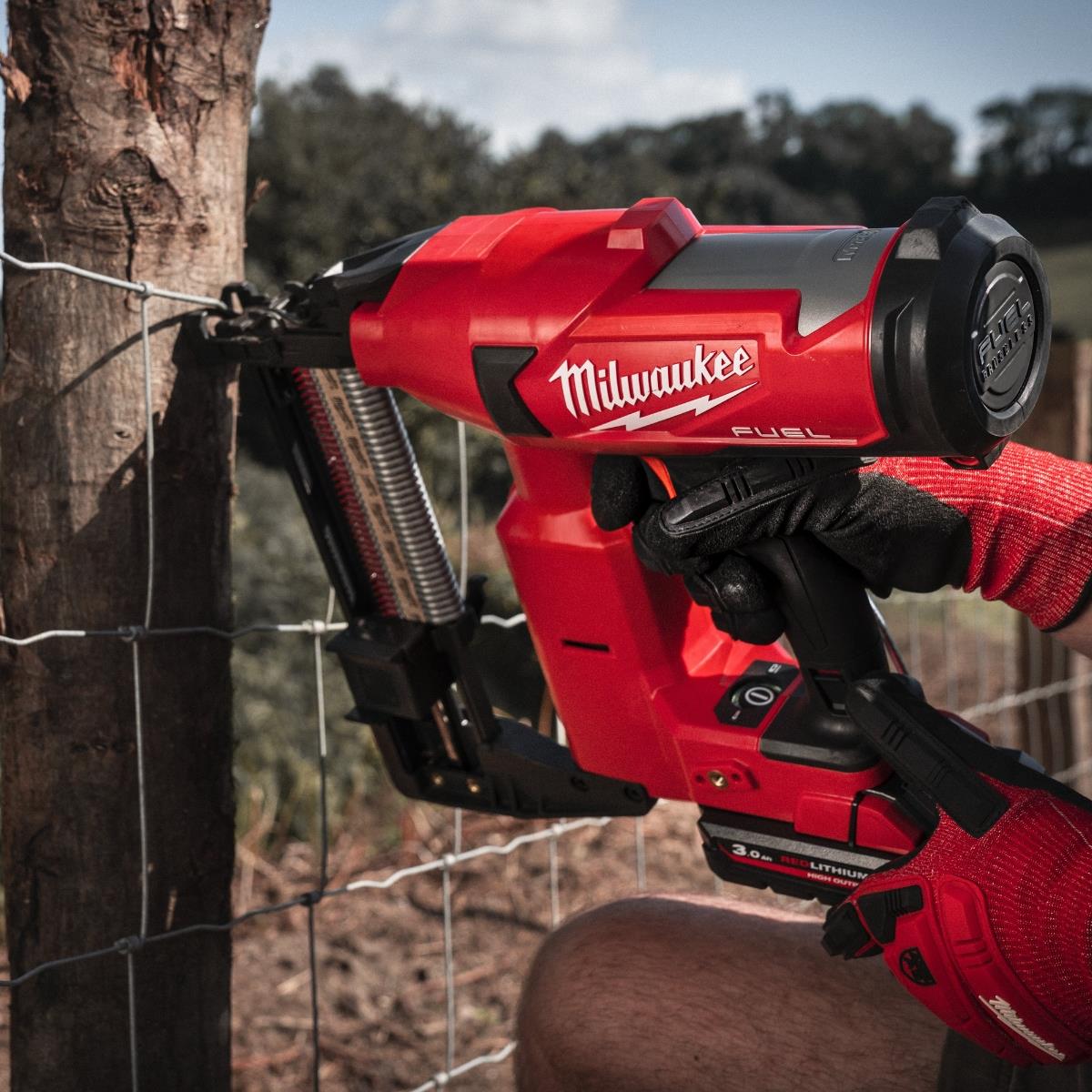 Milwaukee M18FFUS-0C 18V Fuel Brushless Fencing Stapler Body Only & Case 4933479834