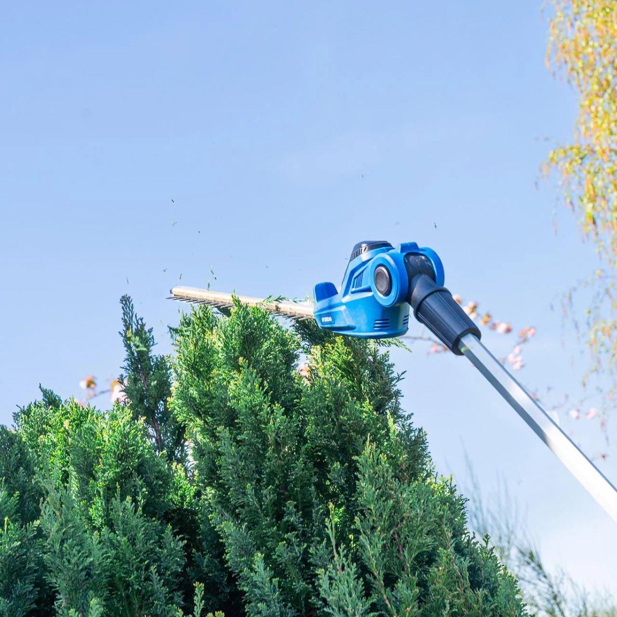Hyundai HY20CPHT 20V 450mm Cordless Long Reach Pole Hedge Trimmer, 2.6m Long Reach with 2.0Ah li-ion Battery & Charger