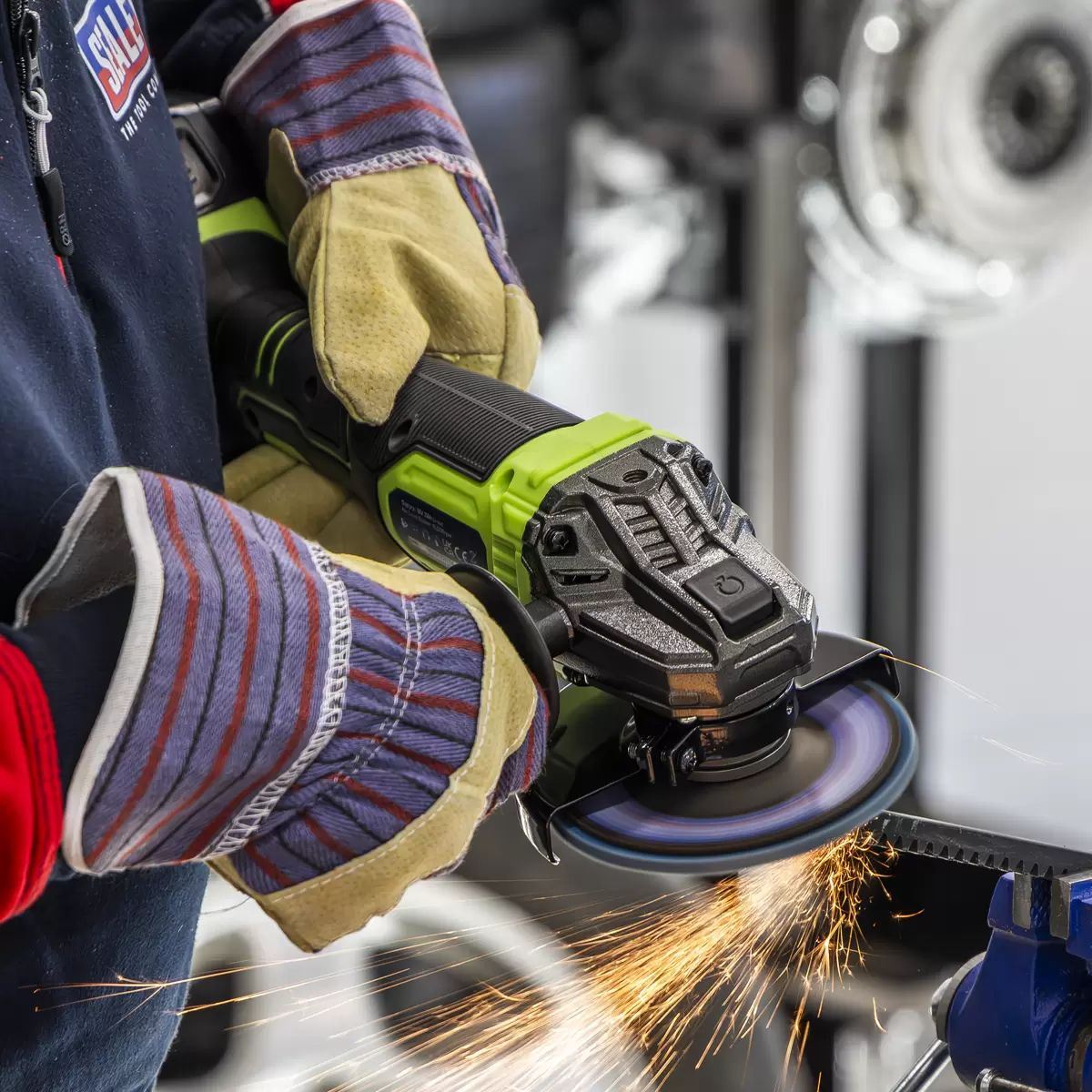 Sealey CP401LIHV 18V Angle Grinder 115mm 1 x 3Ah lithium-ion battery & 2.4A mains charger in a storage case