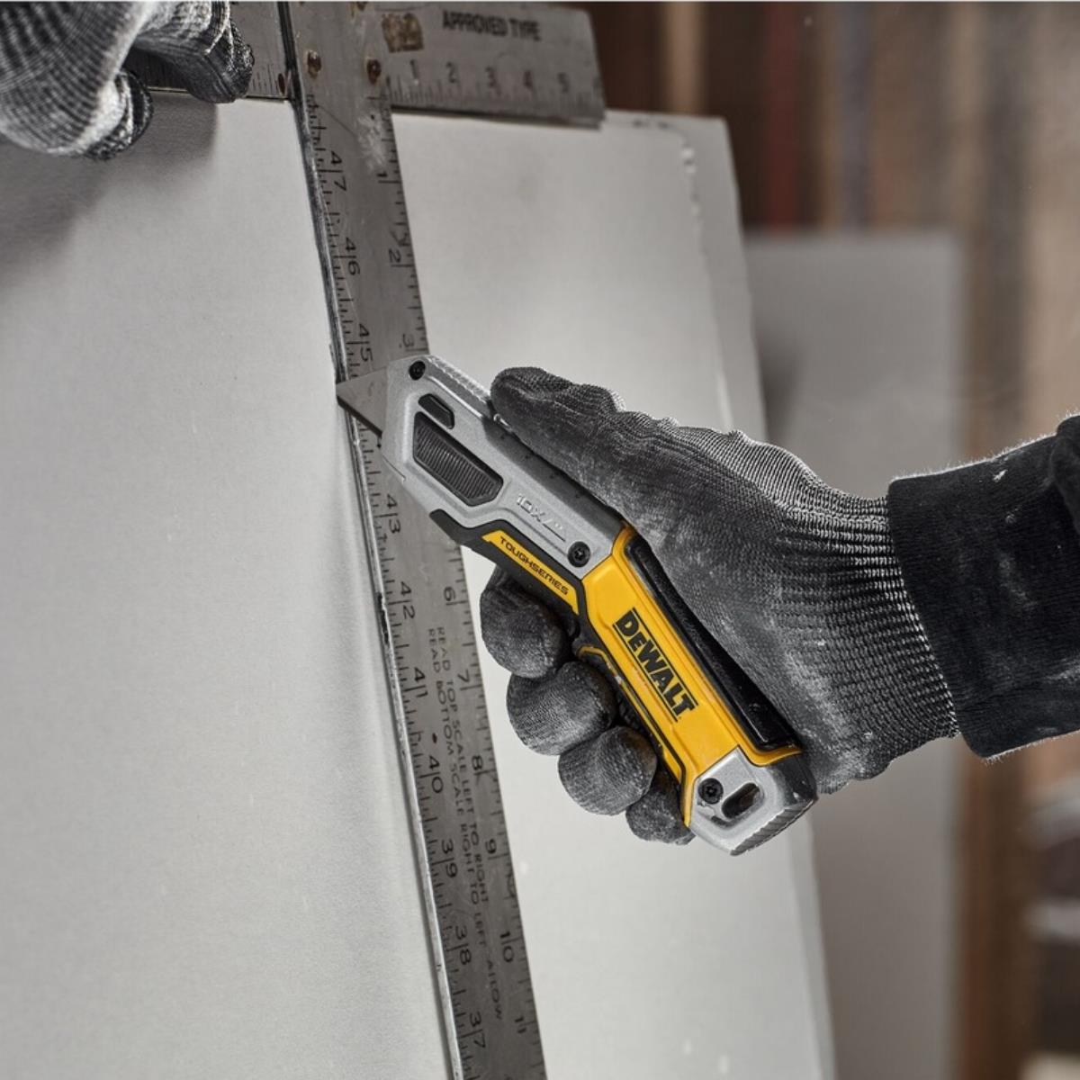 Dewalt TOUGHSERIES Heavy-Duty Retractable Utility Knife DWHT10999-0