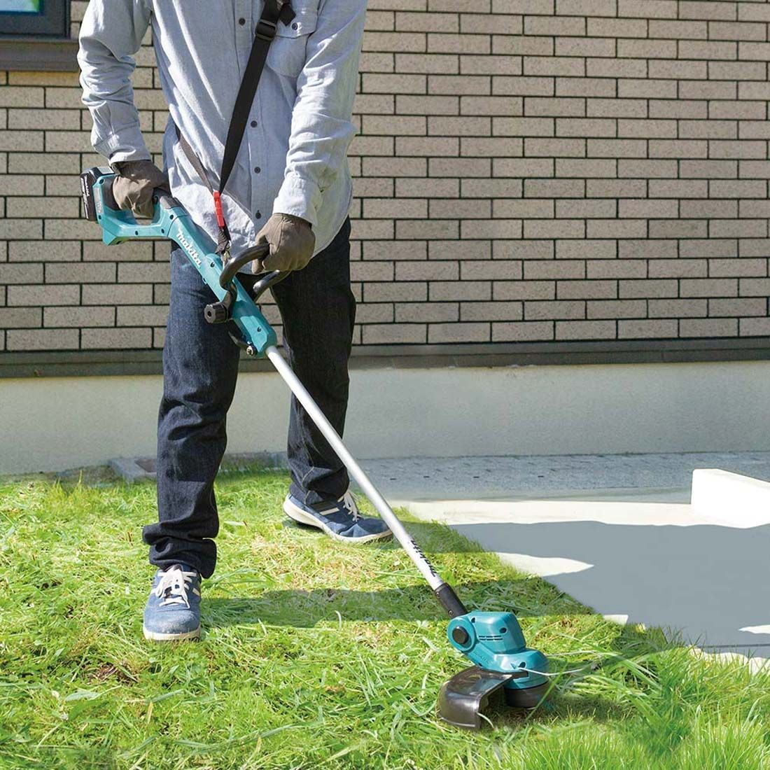 Makita DUR193RT 18V LXT Cordless 26cm Line Trimmer With 1 x 5.0Ah Battery & Charger