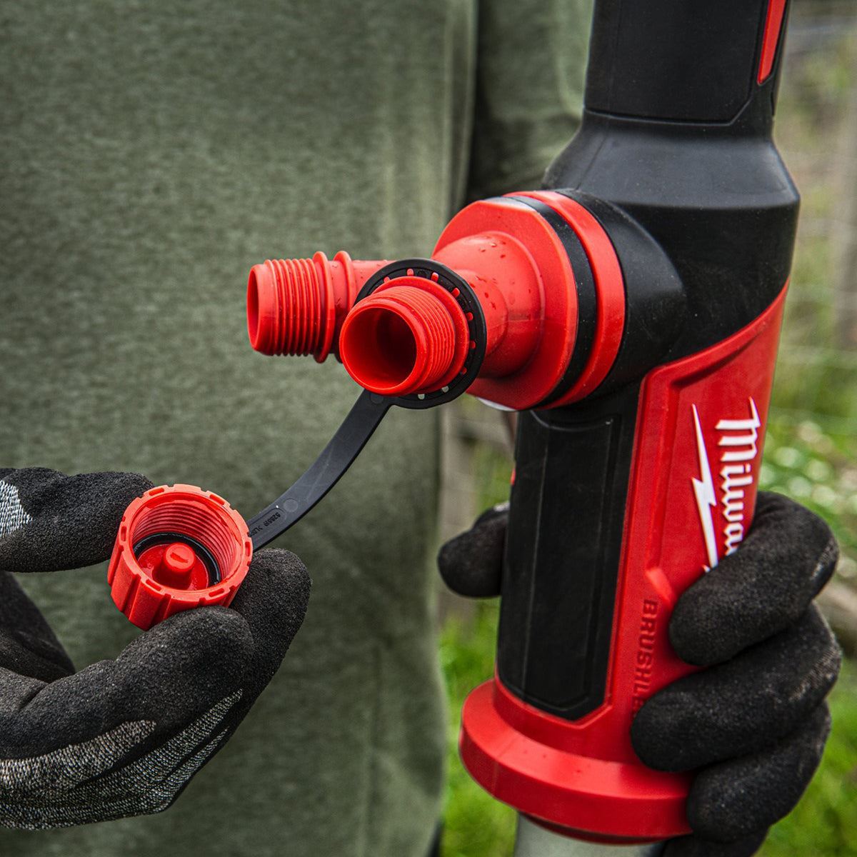 Milwaukee M18BLSWP-0 18V Hydropass Brushless Stick Water Pump with 1 x 5.0Ah Battery & Charger