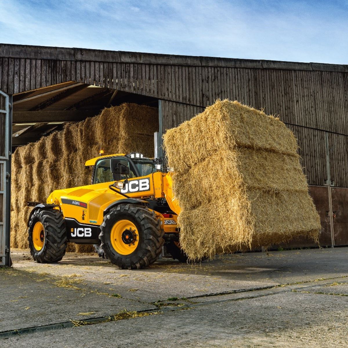 JCB 42’’ Roller Cabinet and Top Tool Chest Stack 19 Drawer with Telehandler Loader Wrap JCBTLHSTACK