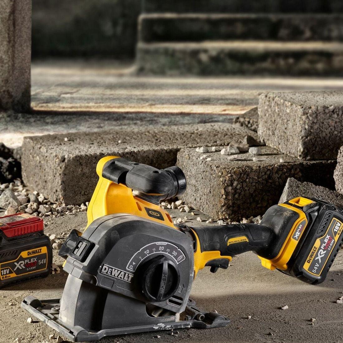 Dewalt DCG200NT-XJ 54V XR Flexvolt Brushless Wall Chaser With 1 x 9.0/3.0Ah Battery Charger & Case