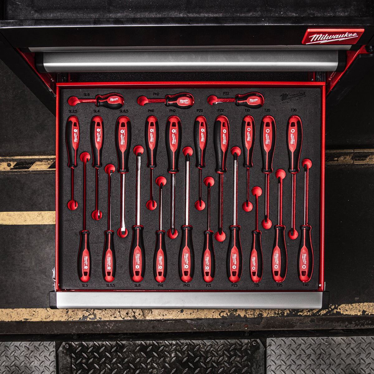 Milwaukee 23 Piece Tri-Lobe Screwdriver Set in Foam Insert 4932479830